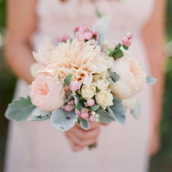 Свадебный букет из роз, гиперикумов и дахлии